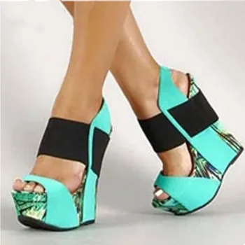Trendy ženske sandale. Visina heel - oko 15 vidi Peta na танкетке. Cipele za banket na modnoj reviji. Godišnja ženska obuća.